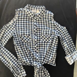 Open shoulder shirt.